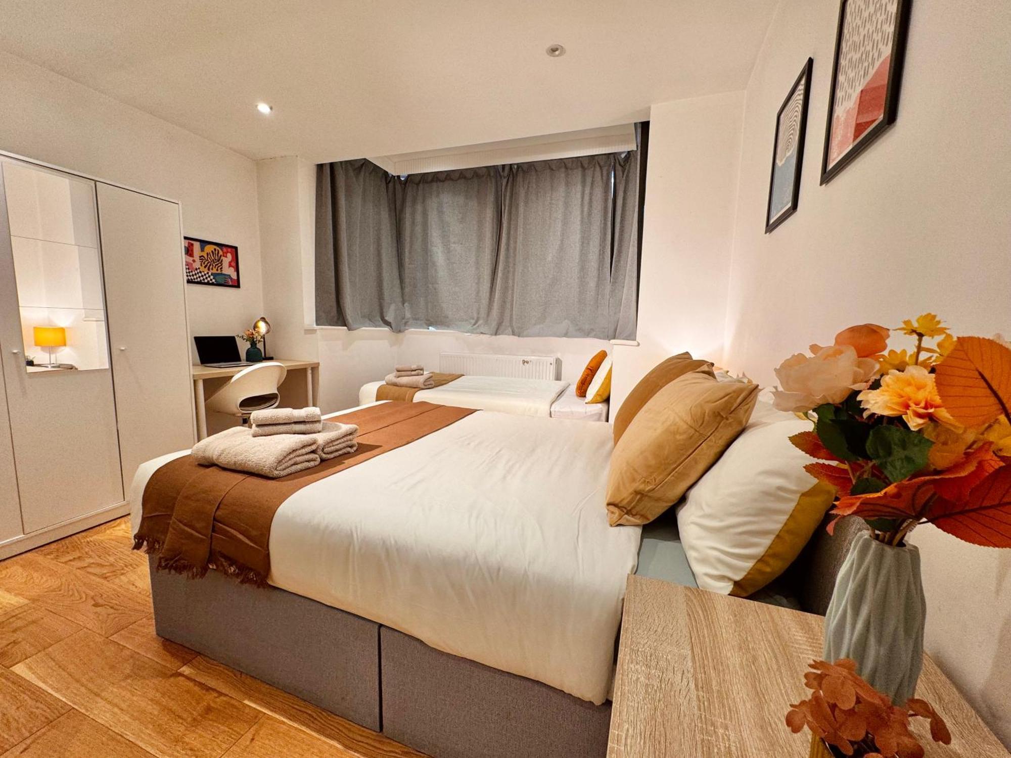 En-Suites With Free Parking 30Min To Central Лондон Екстериор снимка
