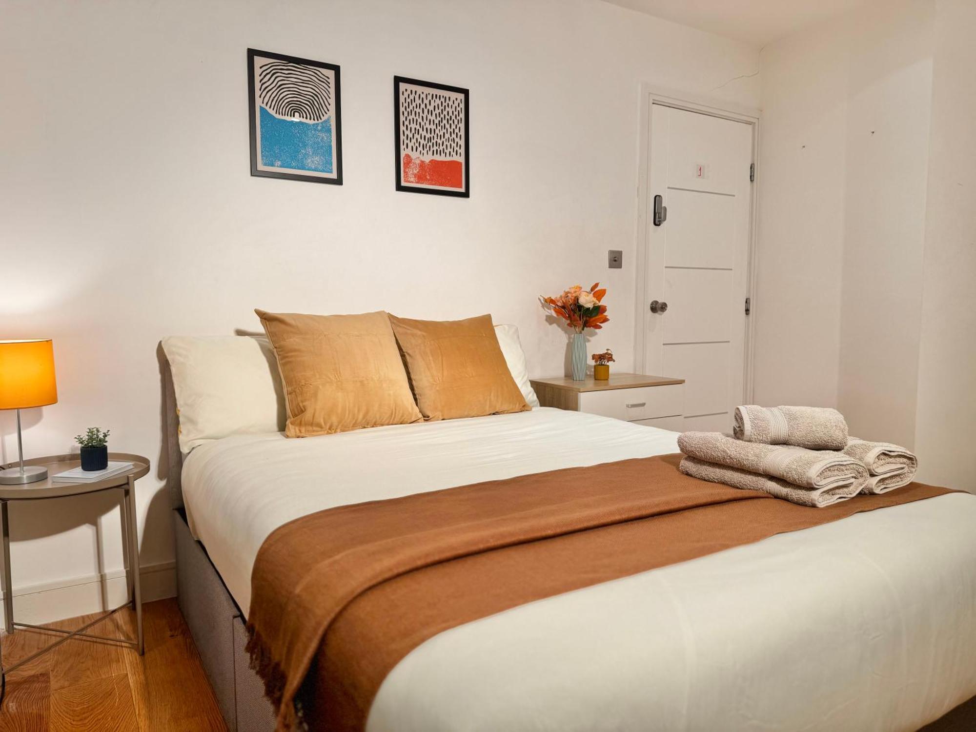 En-Suites With Free Parking 30Min To Central Лондон Екстериор снимка