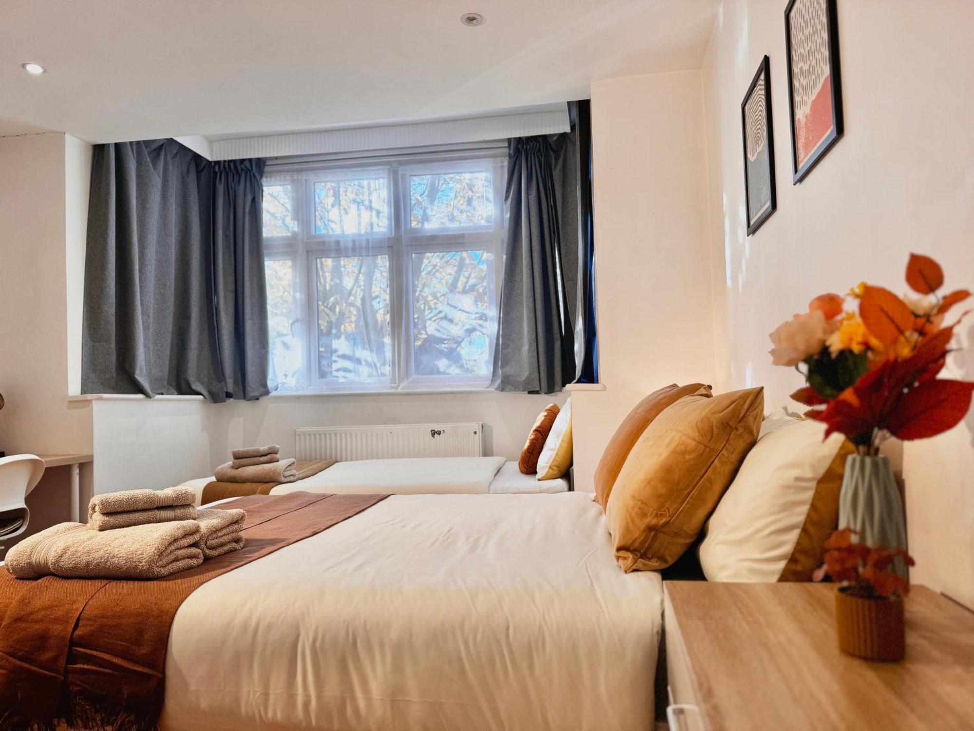 En-Suites With Free Parking 30Min To Central Лондон Екстериор снимка