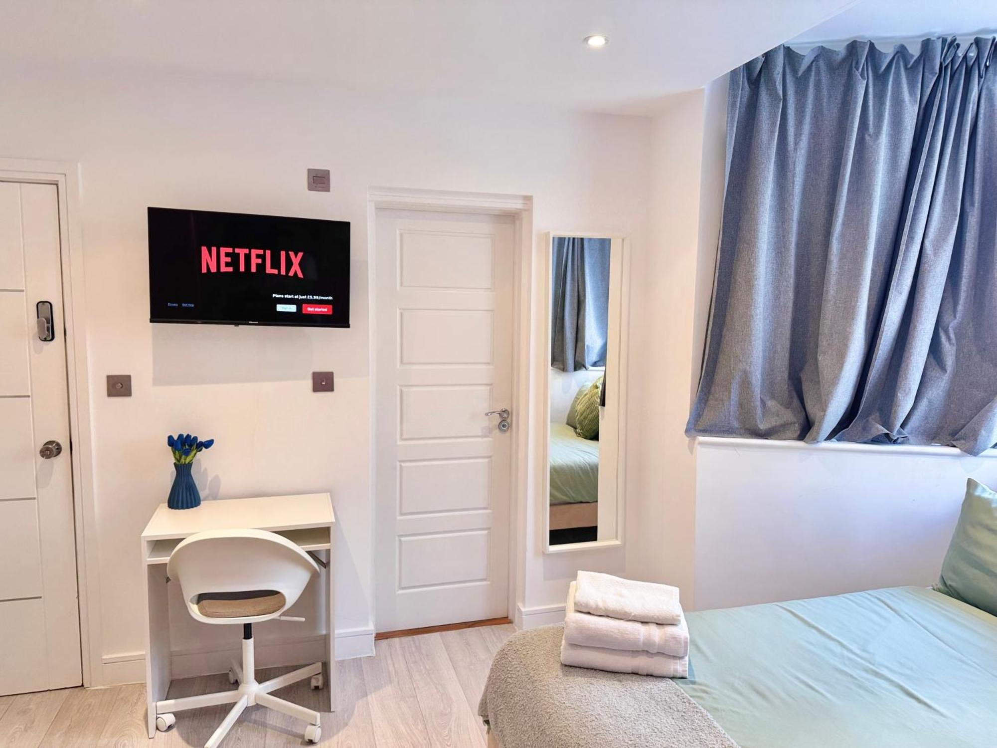 En-Suites With Free Parking 30Min To Central Лондон Екстериор снимка