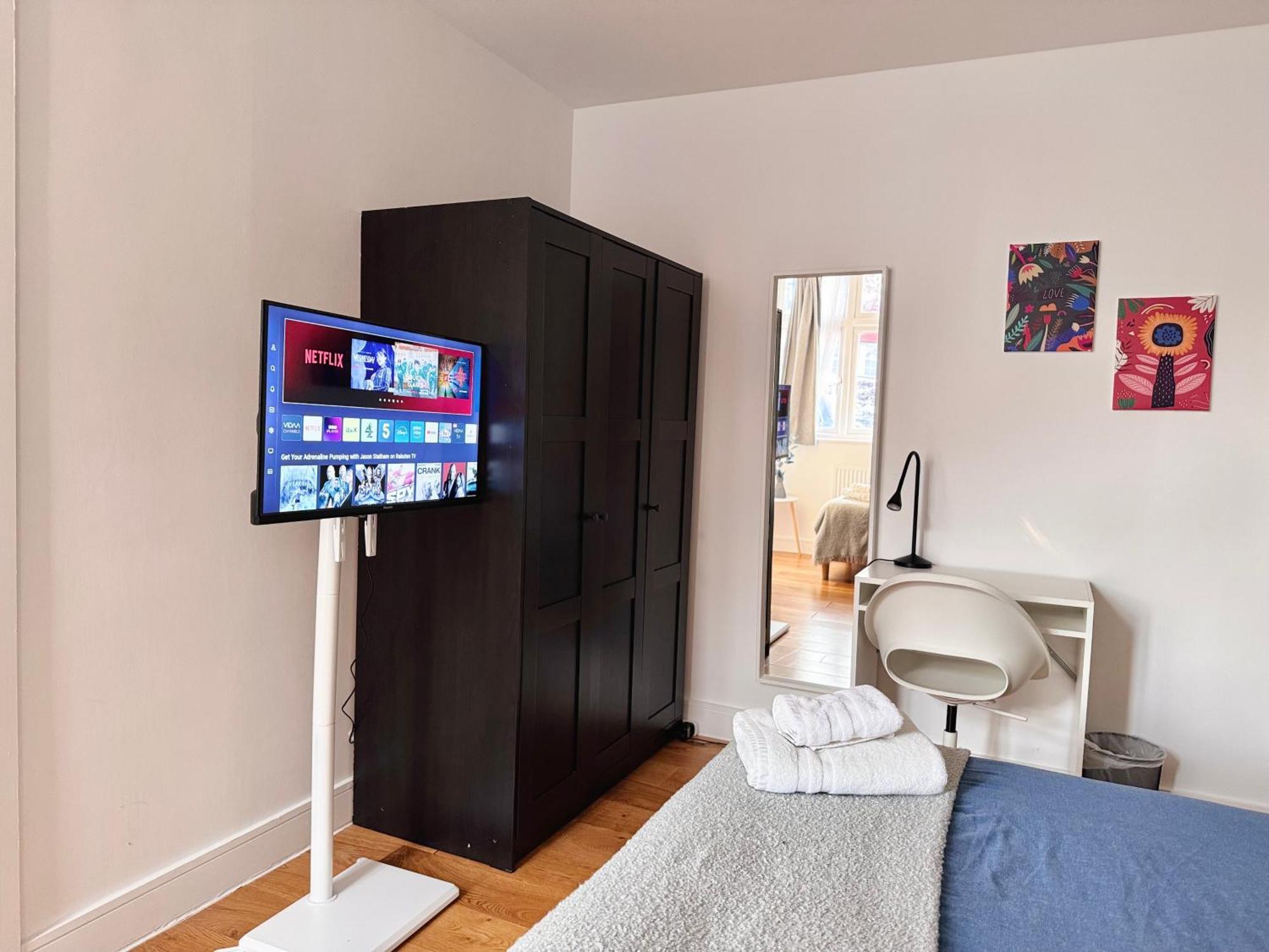 En-Suites With Free Parking 30Min To Central Лондон Екстериор снимка