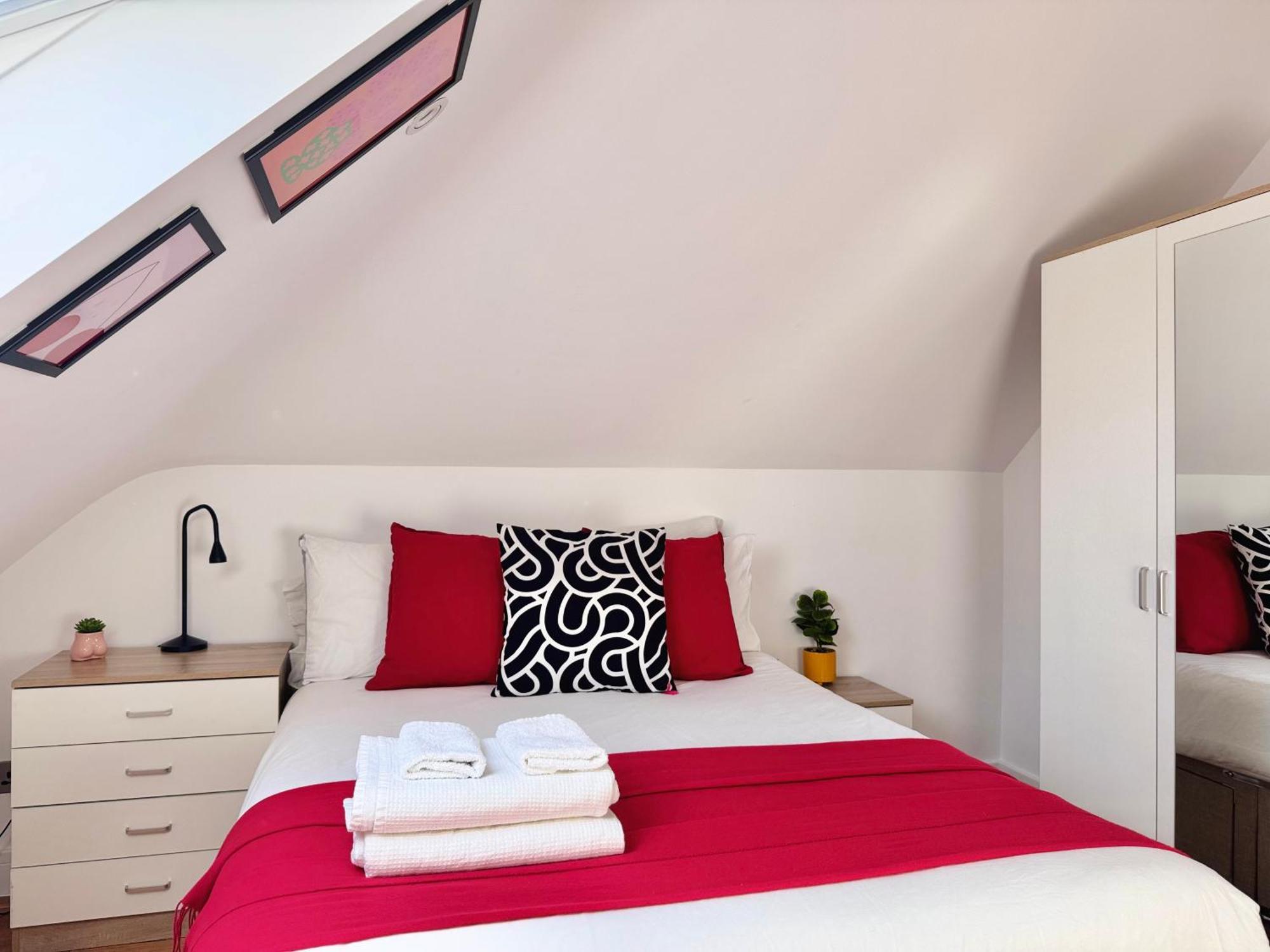 En-Suites With Free Parking 30Min To Central Лондон Екстериор снимка