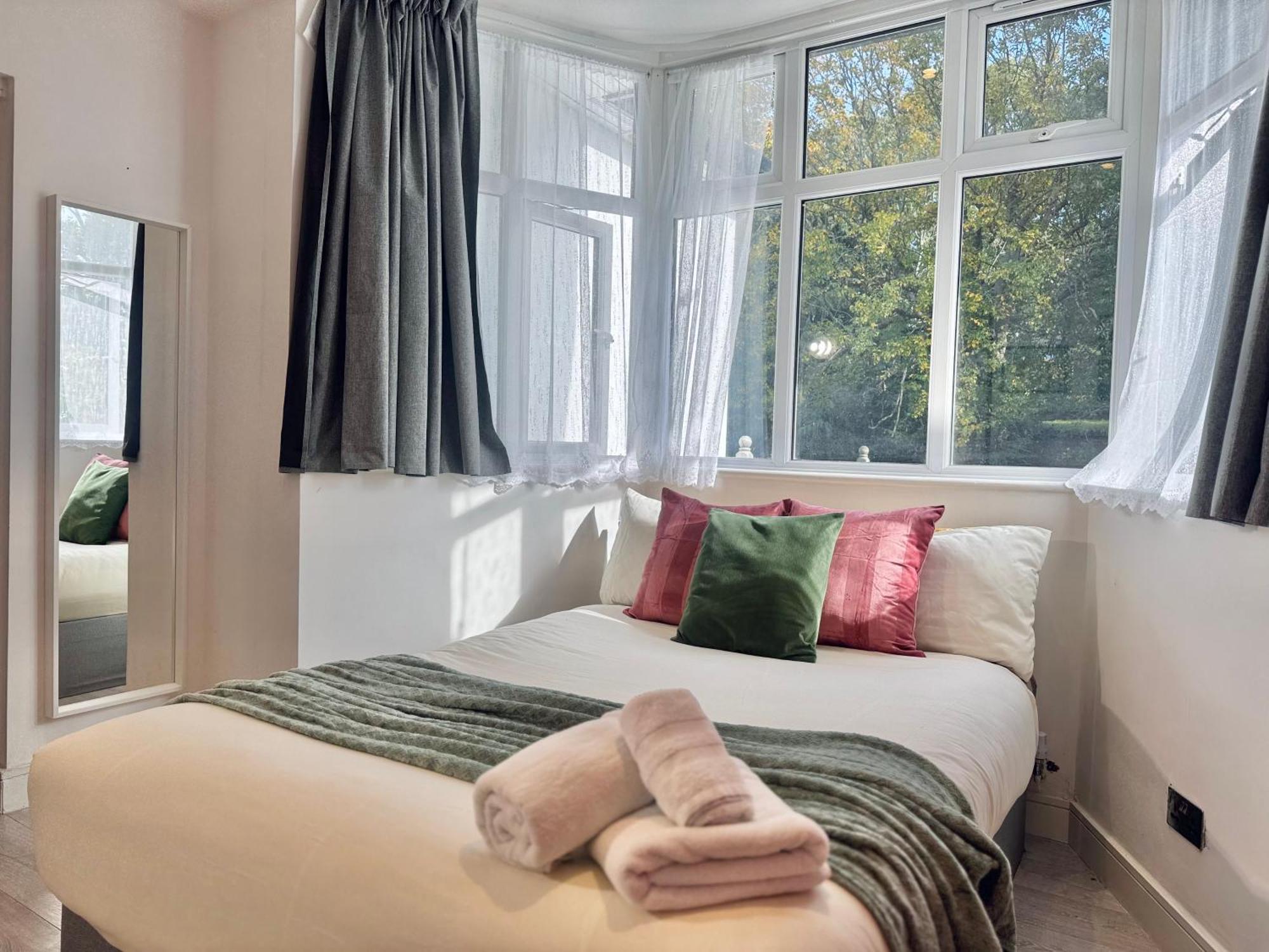 En-Suites With Free Parking 30Min To Central Лондон Екстериор снимка