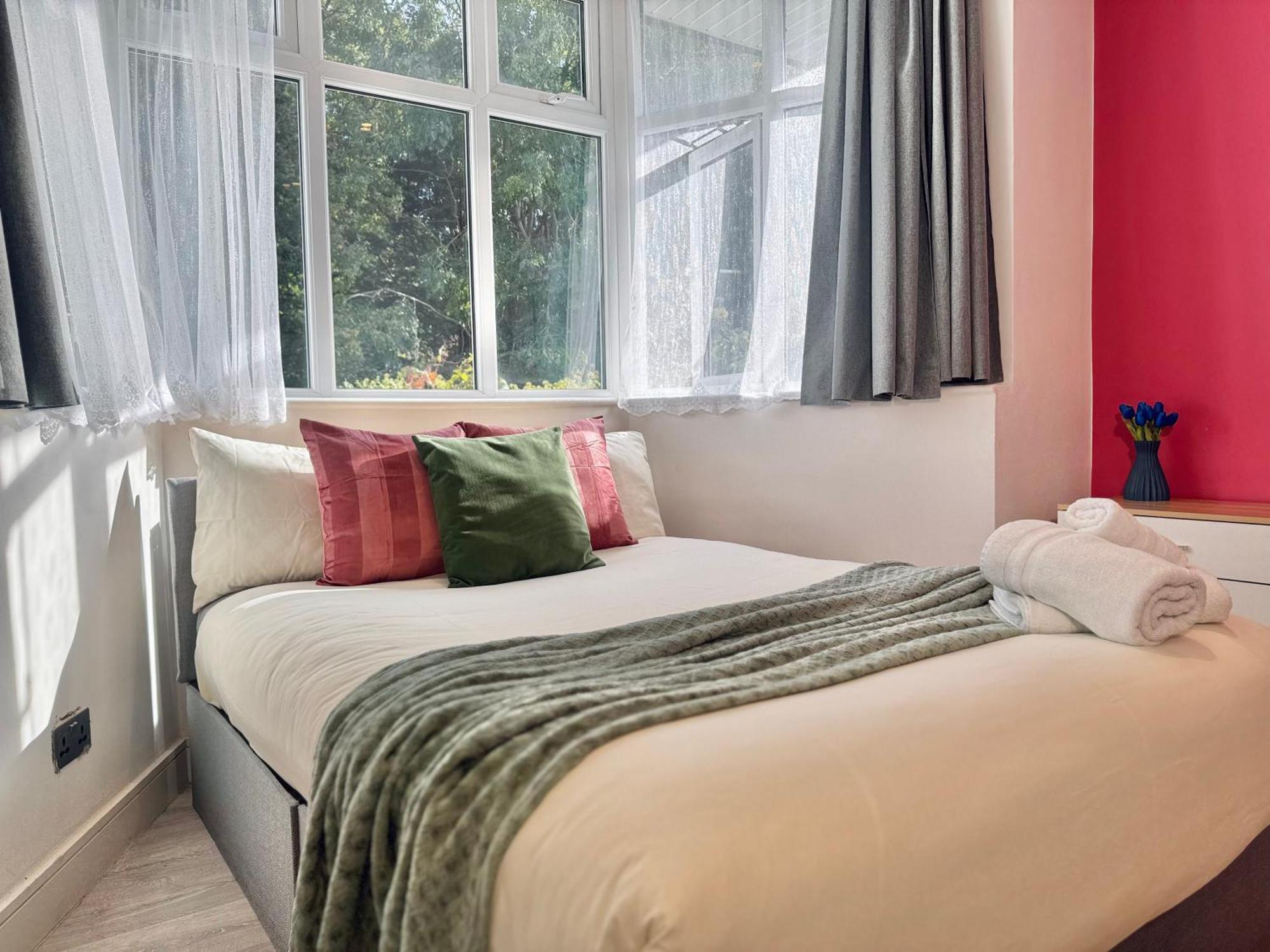 En-Suites With Free Parking 30Min To Central Лондон Екстериор снимка