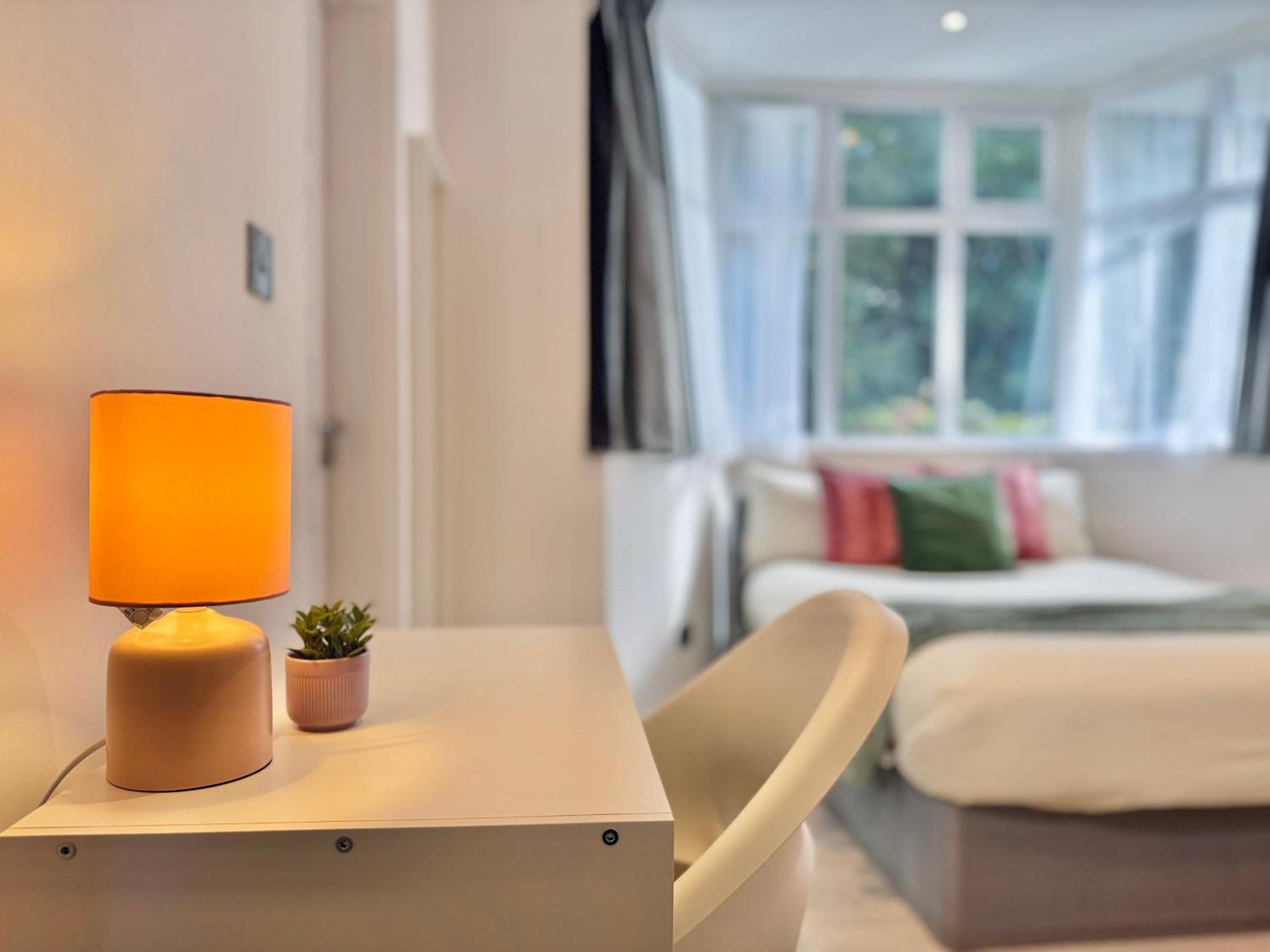 En-Suites With Free Parking 30Min To Central Лондон Екстериор снимка