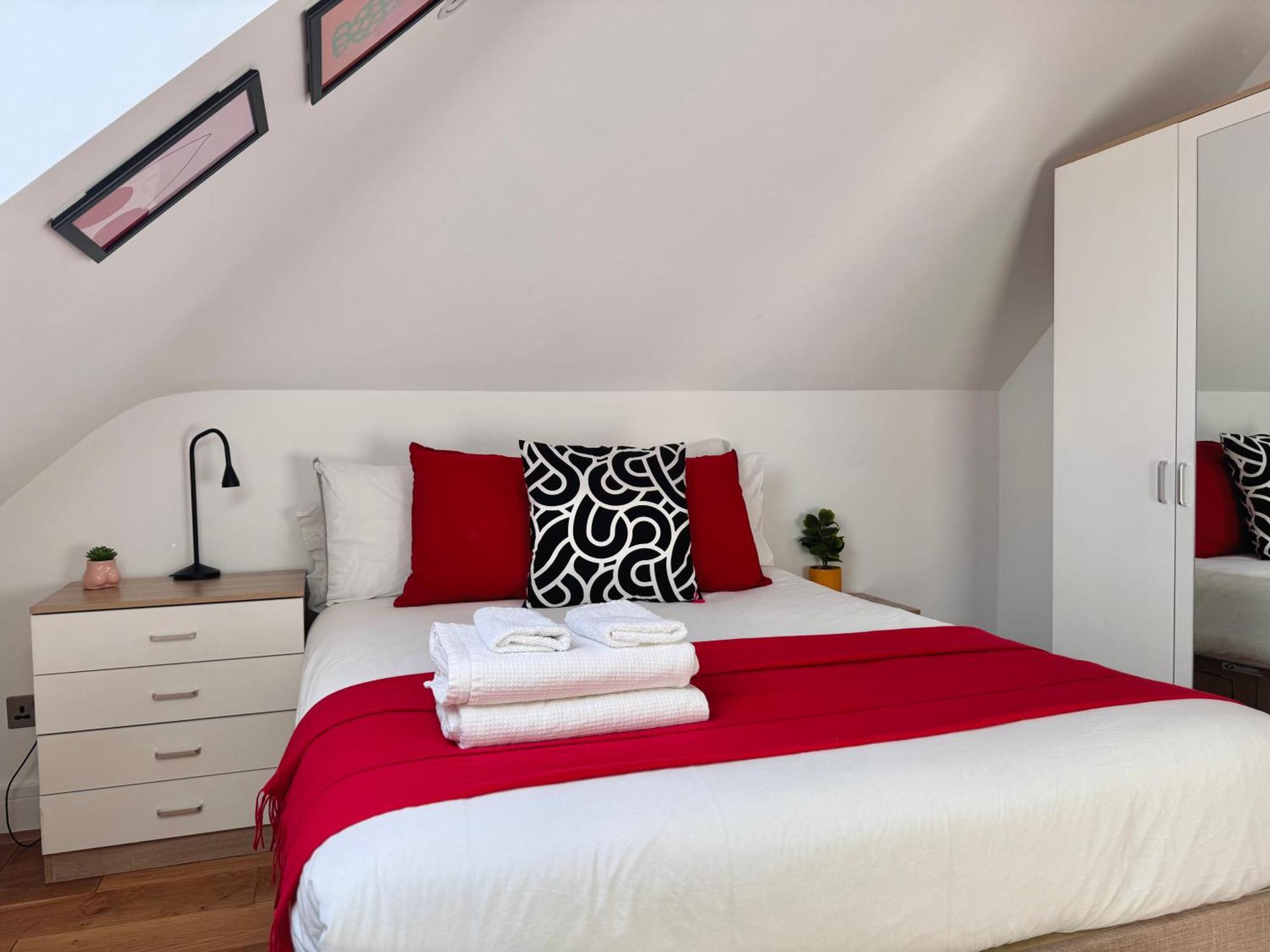 En-Suites With Free Parking 30Min To Central Лондон Екстериор снимка