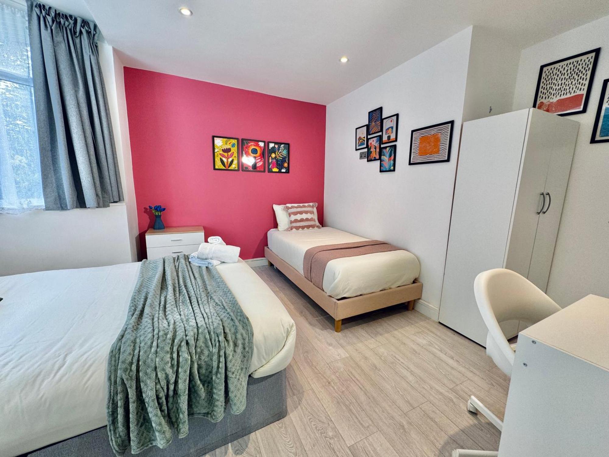 En-Suites With Free Parking 30Min To Central Лондон Екстериор снимка