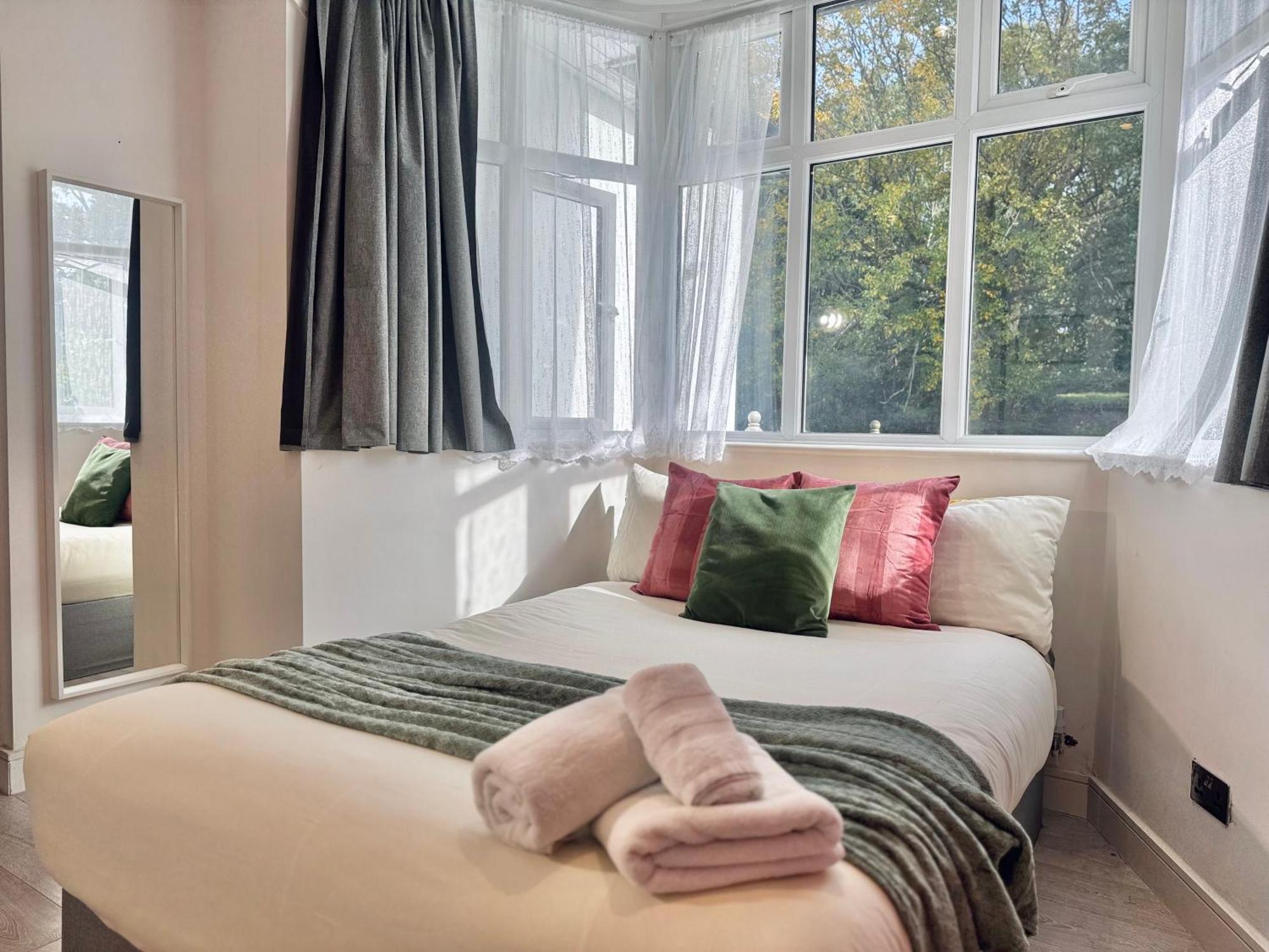En-Suites With Free Parking 30Min To Central Лондон Екстериор снимка