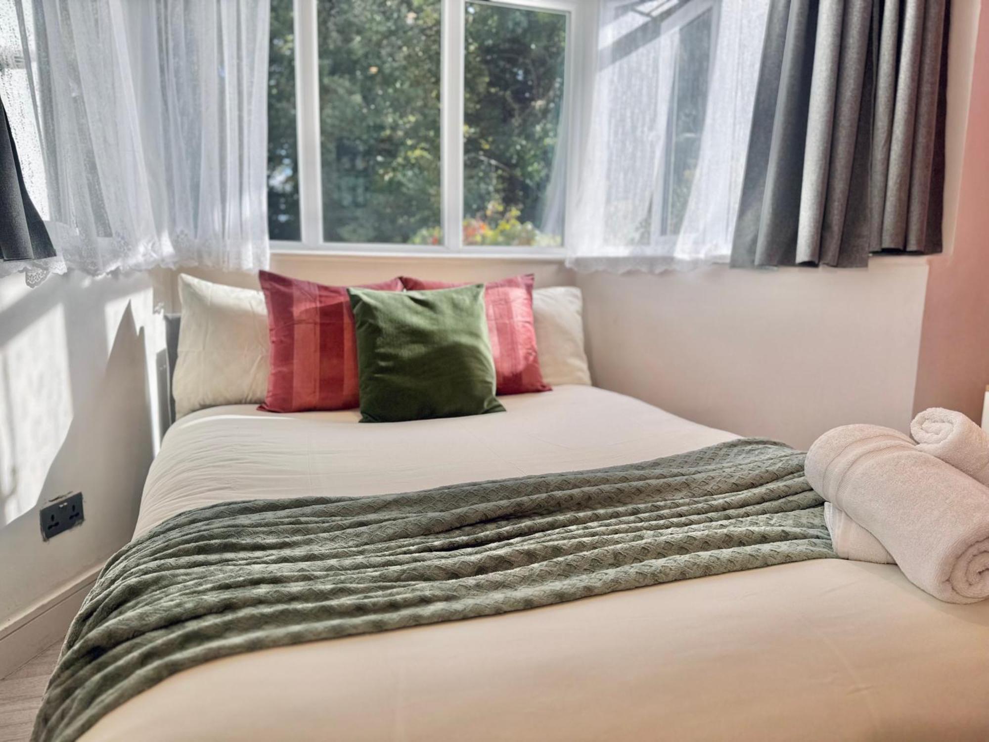 En-Suites With Free Parking 30Min To Central Лондон Екстериор снимка