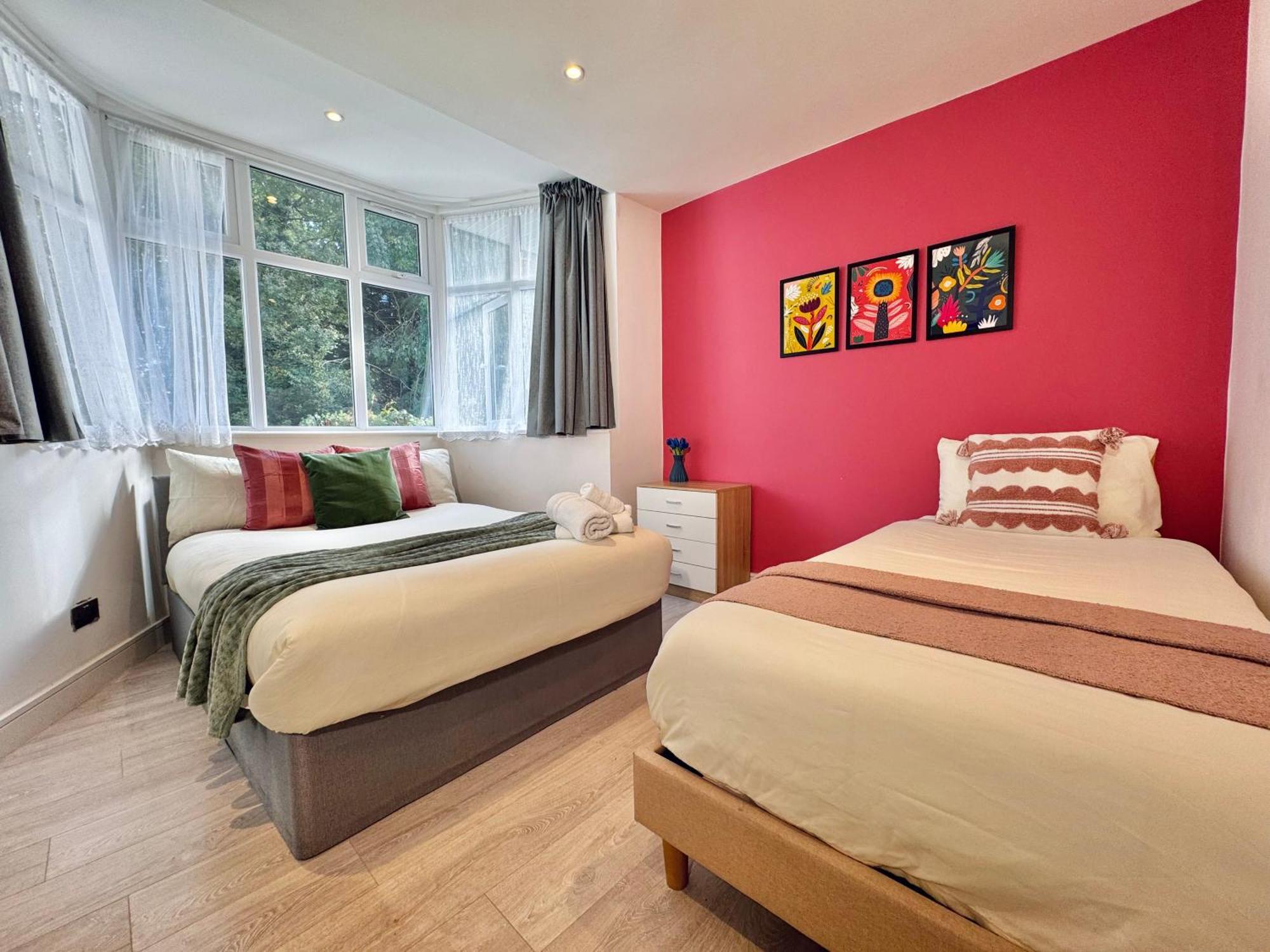 En-Suites With Free Parking 30Min To Central Лондон Екстериор снимка